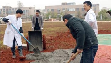 湖南中普技術(shù)員工組織修繕籃球場